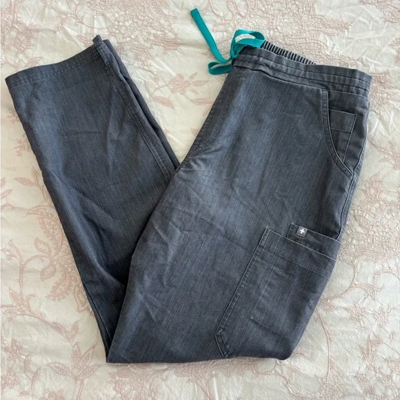 Figs Women’s Gray Scrub Set - Picture 3 of 6